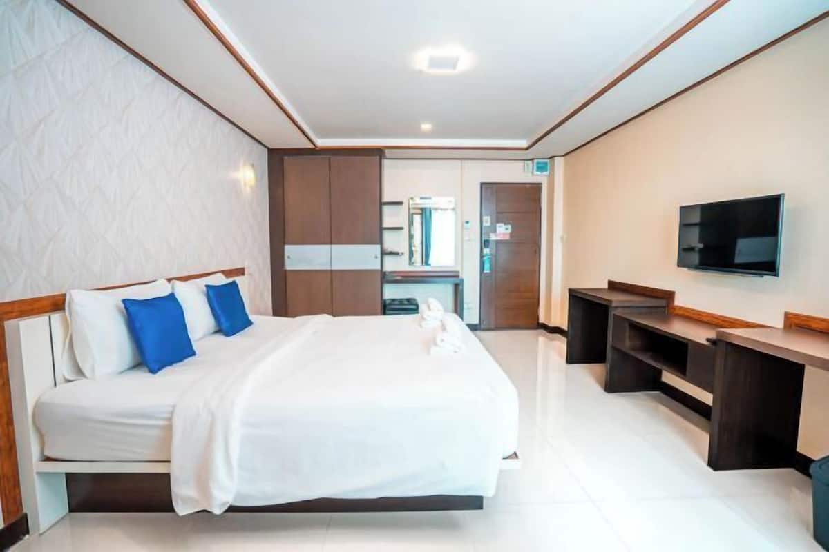 In-room safe, desk, blackout drapes, free WiFi