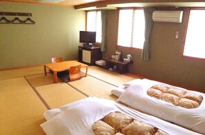 Chambre quadruple, fumeur (Japanese-style) | Couette en duvet, accĂšs au Wi-Fi (inclus), literie fournie