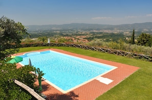 Piscina externa, guarda-sóis, espreguiçadeiras