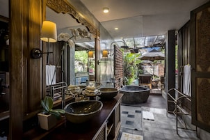 Bañera y ducha independientes, cabezal de ducha tipo lluvia