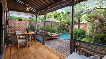 Artist One-Bedroom Private Pool Villa with Free One-Time Floating Breakfast | Terraza o patio