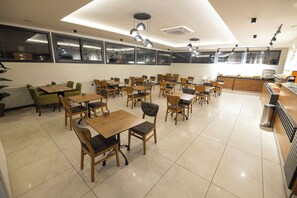 朝食 (ビュッフェ)、毎日提供 (無料)