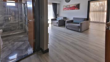 Familierom | Safe på rommet, skrivebord, lydisolert og barnesenger (inkludert)