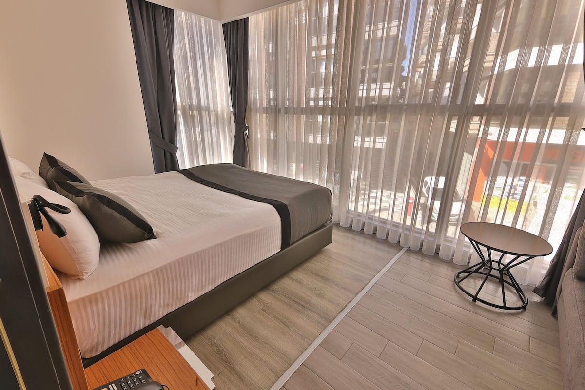 Family Room | In-room safe, desk, soundproofing, free cribs/infant beds