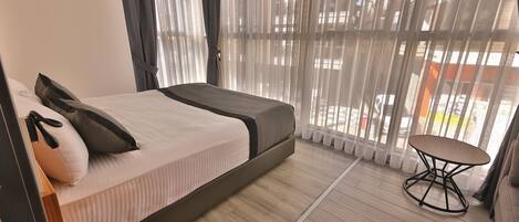 Habitación familiar | Caja de seguridad en la habitación, escritorio y insonorización