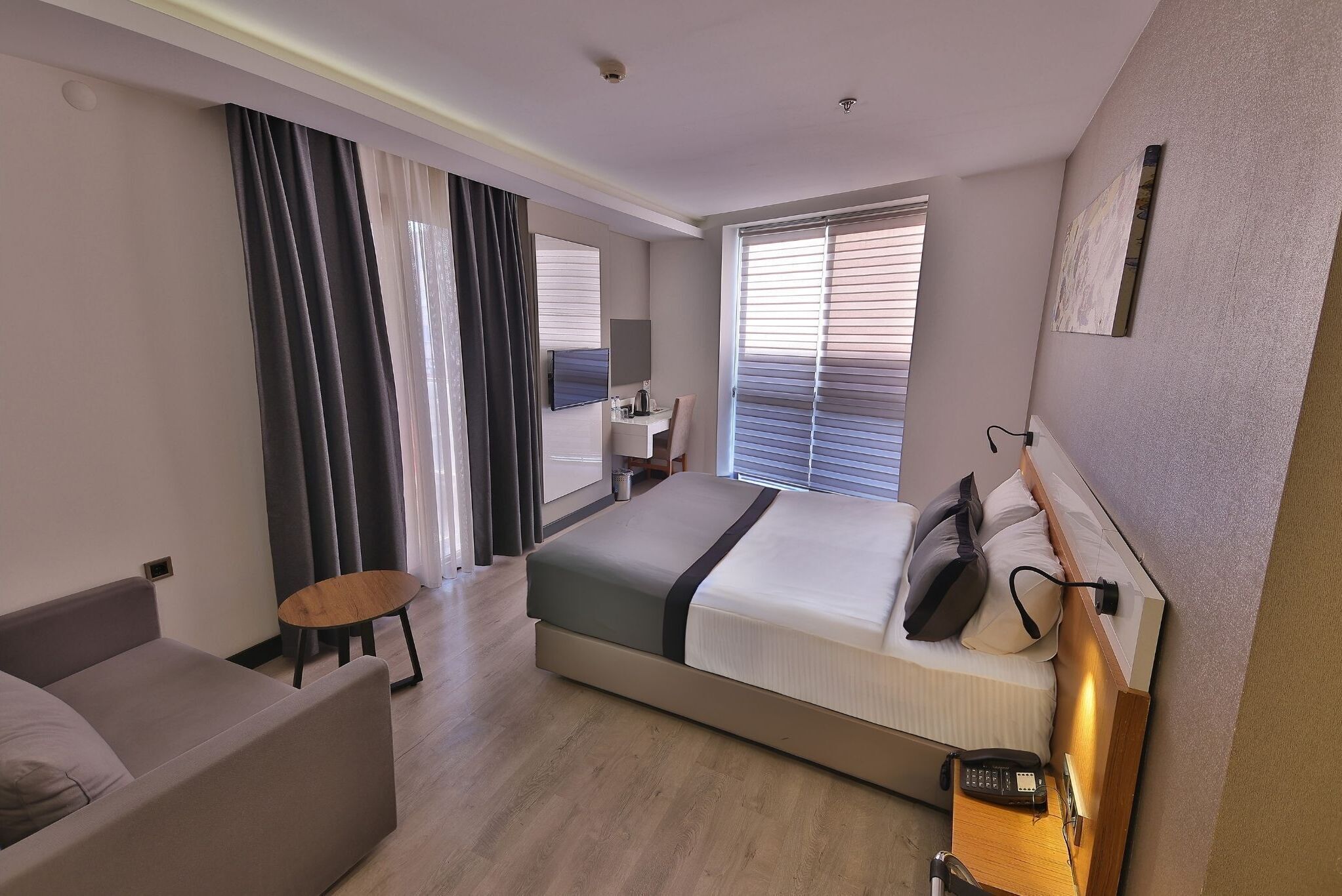 Caja de seguridad en la habitación y escritorio 