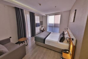 Caja de seguridad en la habitación y escritorio 