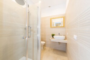 Shower, hair dryer, bidet, towels