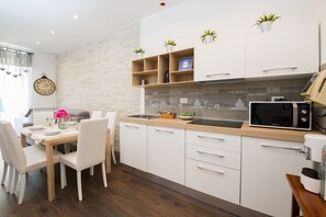 Refrigerador, microondas, horno, placa de cocina