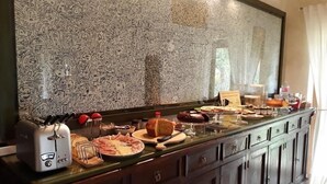 Ein reichhaltiges Frühstücksbuffet mit verschiedenen Speisen und einem Toaster.