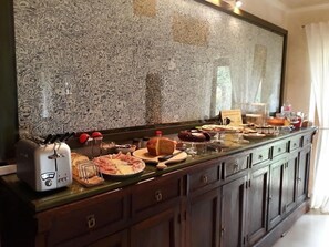 Desayuno continental gratuito y diario