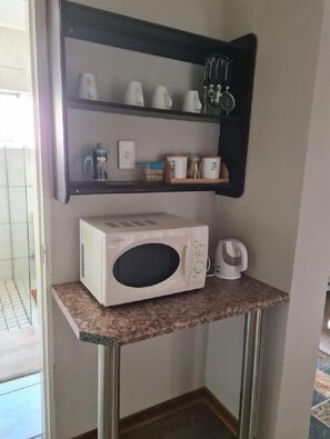 Fridge, microwave, coffee/tea maker, electric kettle - Skietberg Lodge (Umsobomvu)