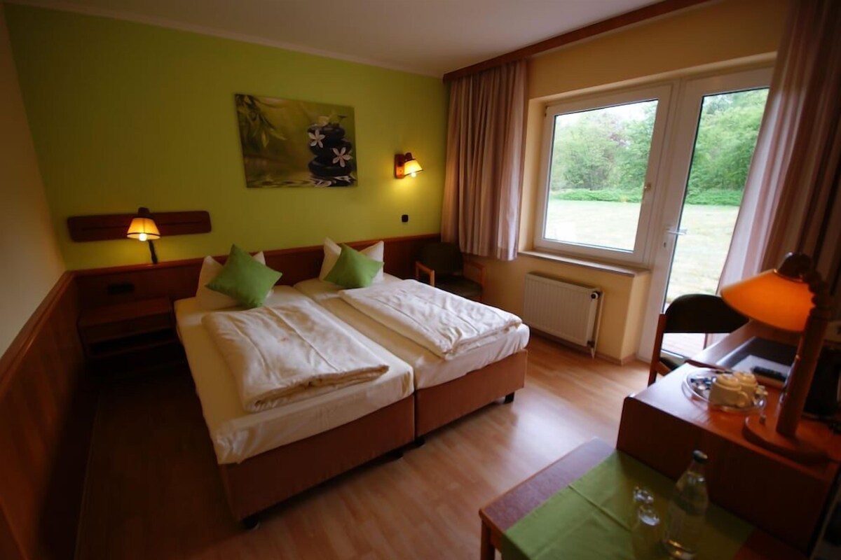 Een bureau, extra bedden (toeslag), gratis wifi, beddengoed