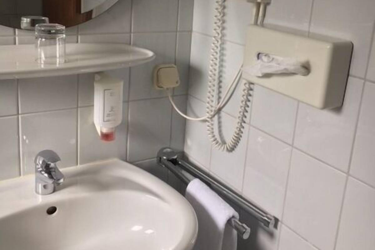 Comfort Single Room | Bathroom | Shower, free toiletries, hair dryer, towels