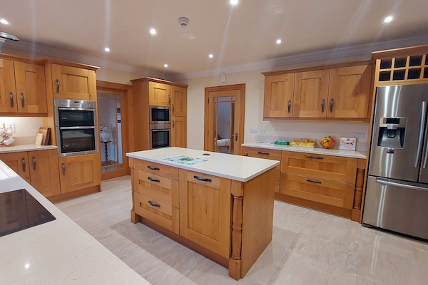 Spacious, modern fully equipped kitchen & dining space