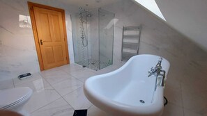 Baignoire, séchoir à cheveux, serviettes fournies, savon