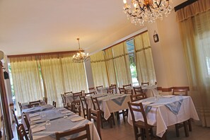 Déjeuner et dîner servis sur place, spécialités Cuisine locale