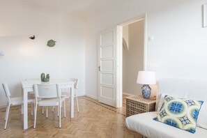 Smart TV, books - Spectacular View and Lower Rio 2BD APT * CENTRAL * (Lisboa)