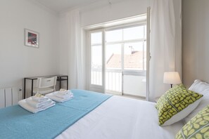 3 bedrooms, iron/ironing board, WiFi, bed sheets - Spectacular View and Lower Rio 2BD APT * CENTRAL * (Lisboa)
