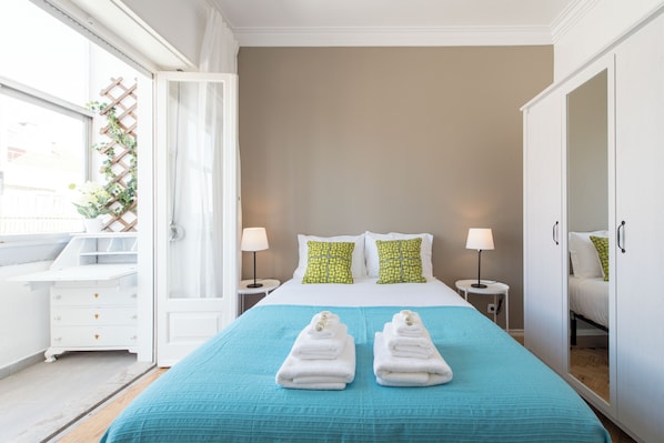 3 bedrooms, iron/ironing board, WiFi, bed sheets - Spectacular View and Lower Rio 2BD APT * CENTRAL * (Lisboa)