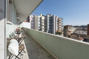 Outdoor dining - Spectacular View and Lower Rio 2BD APT * CENTRAL * (Lisboa)
