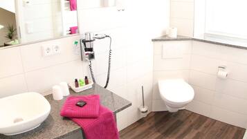 Kamar mandi | Shower, pengering rambut, handuk, dan sabun