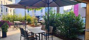 Tägliches Frühstücksbuffet (14 EUR pro Person)