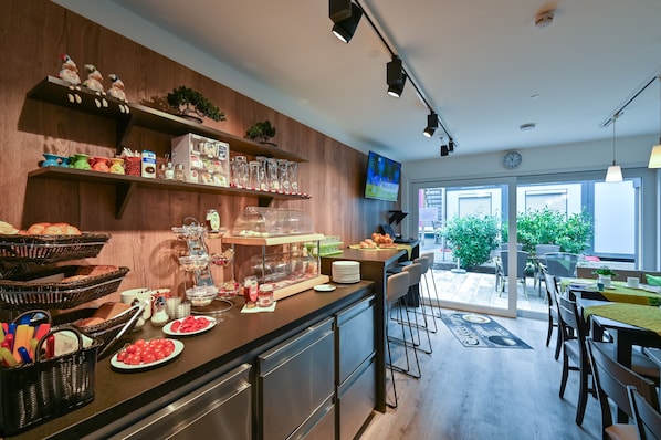 Tägliches Frühstücksbuffet (14 EUR pro Person)