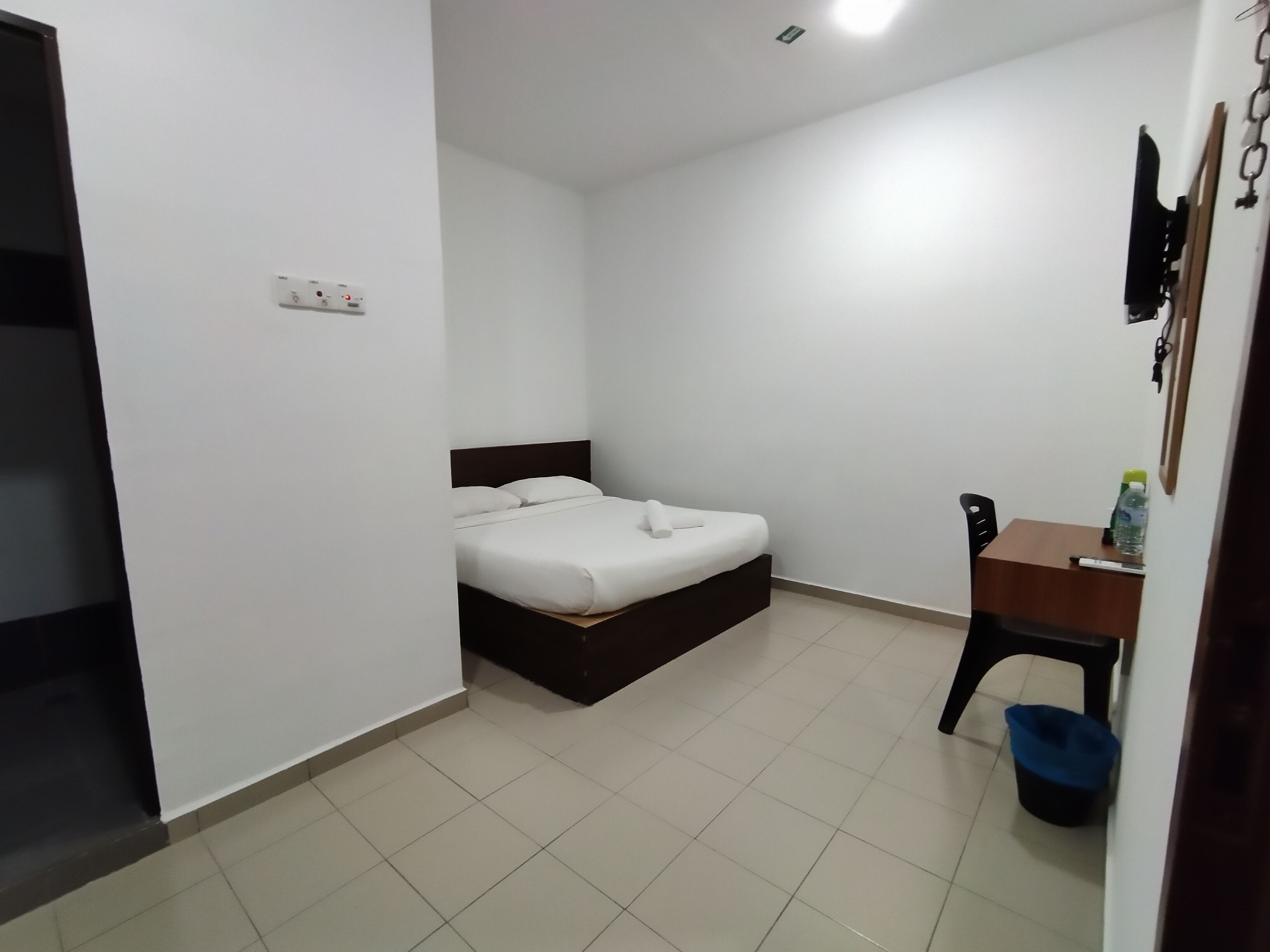 standard room, 1 queen bed | 1 bedroom, desk, iron/ironing board, free wifi