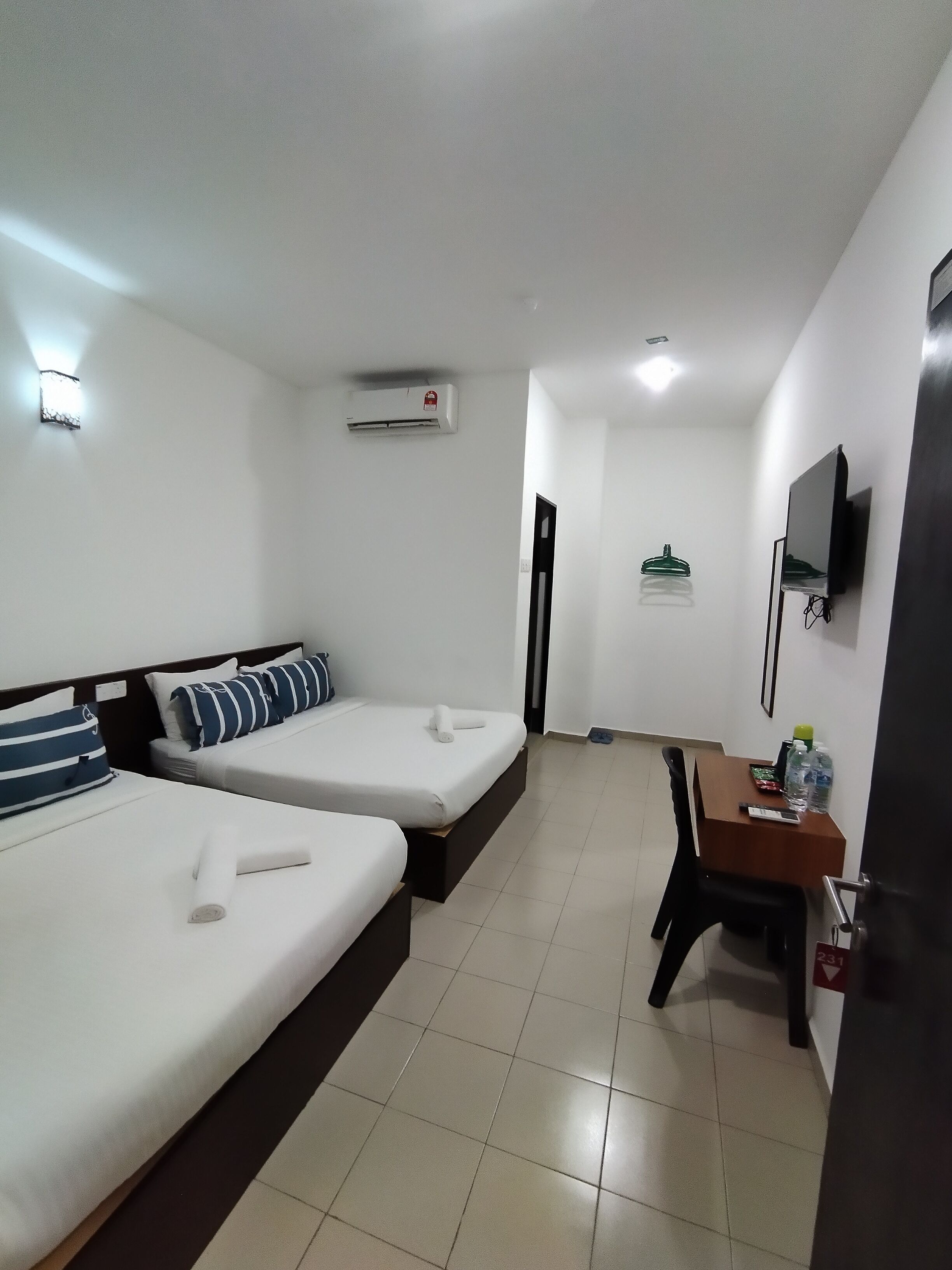 standard quadruple room | living area | led tv