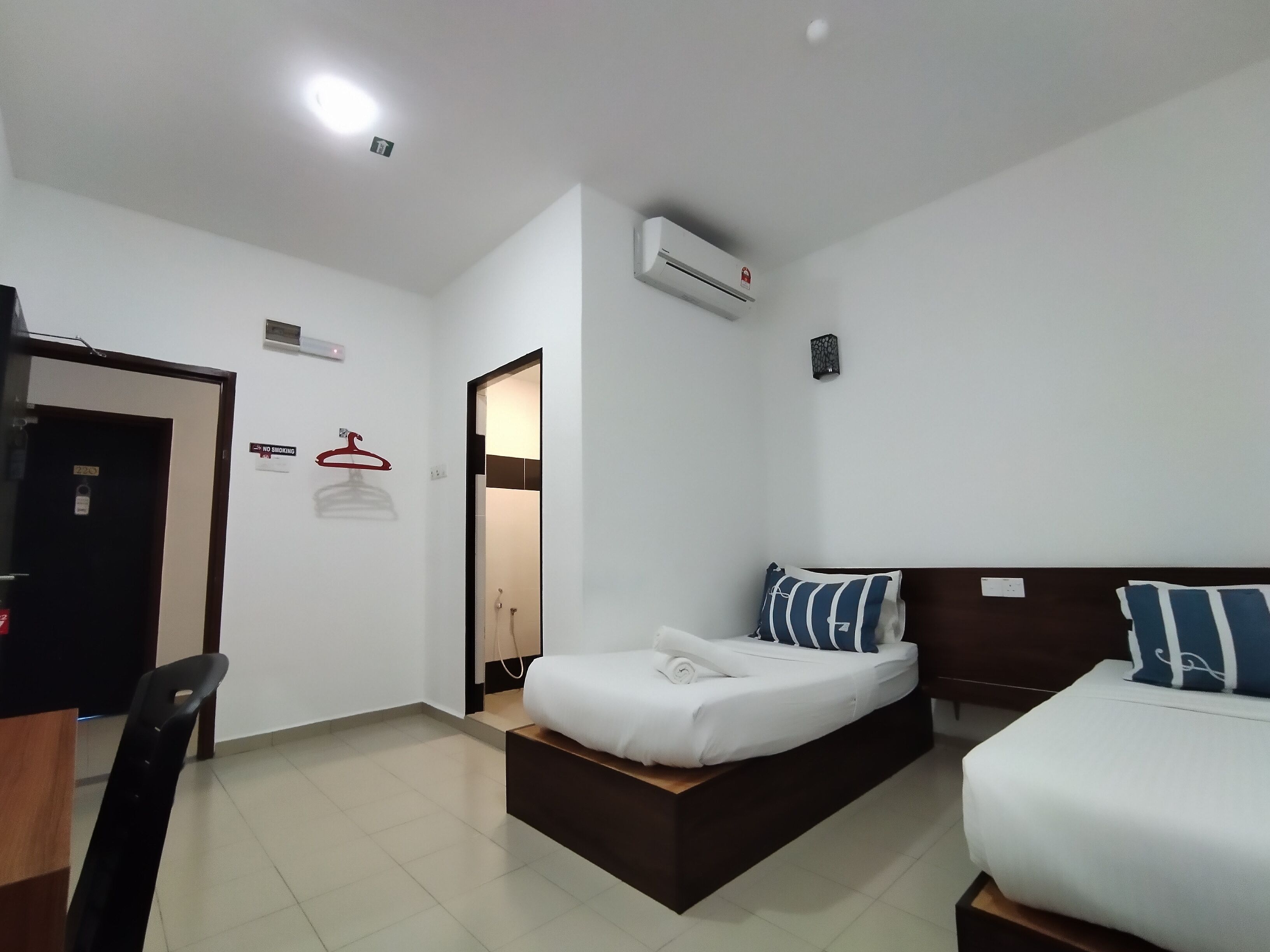 standard twin room | living area | led tv