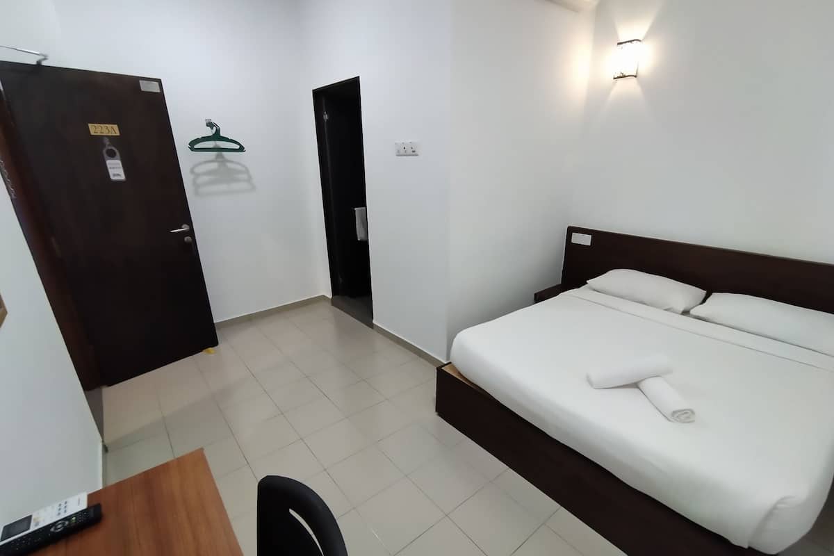 Standard Room, 1 Queen Bed | Desk, iron/ironing board, free WiFi, bed sheets
