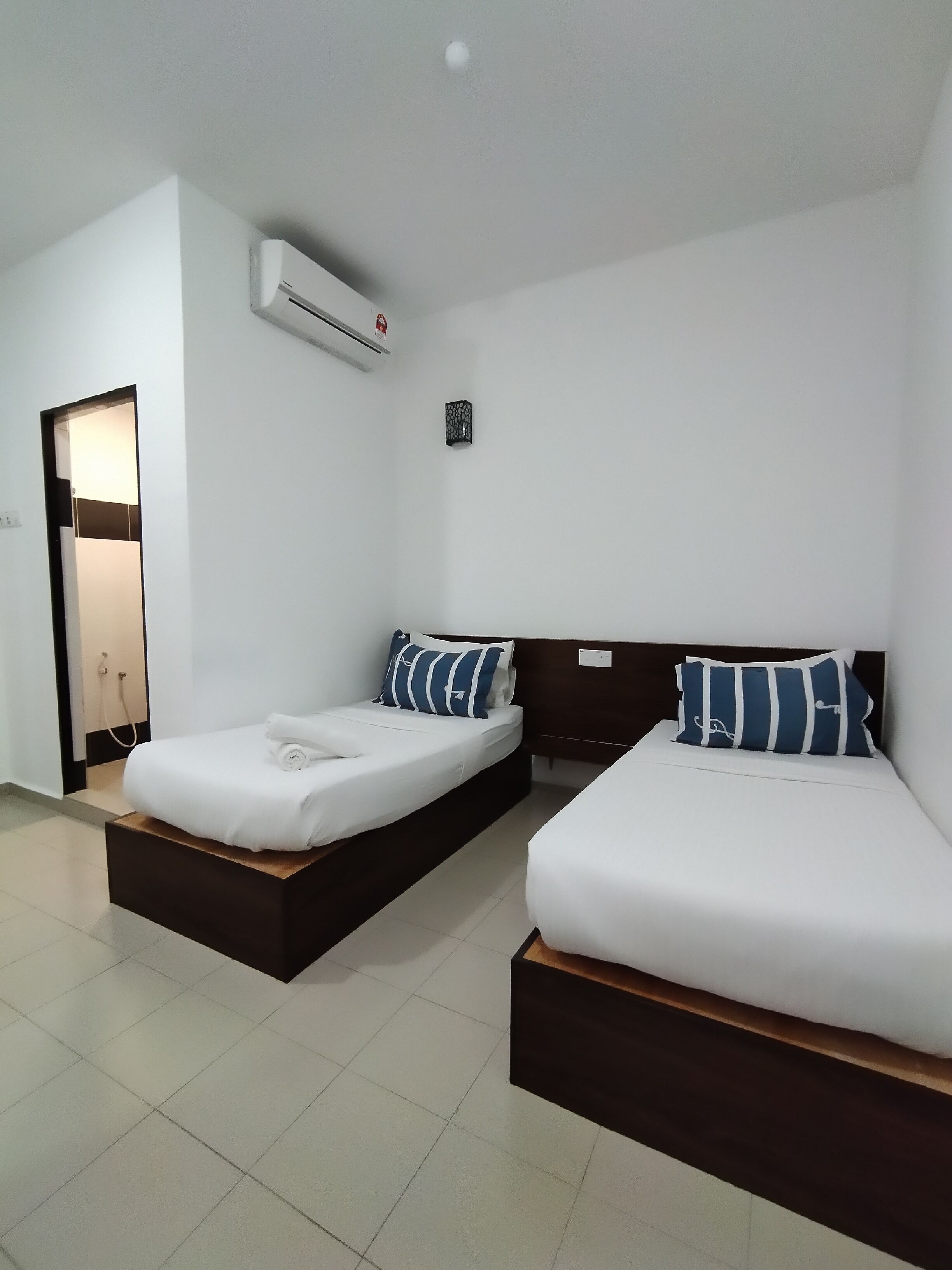 Habitació amb dos llits individuals estàndard | Escriptori, planxa i posts de planxar, wifi gratuïta i roba de llit 