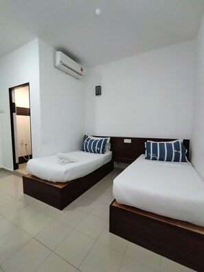 Chambre Standard avec lits jumeaux | Bureau, fer et planche à repasser, Wi-Fi gratuit, draps fournis