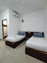 Escritorio, tabla de planchar con plancha, wifi gratis y ropa de cama