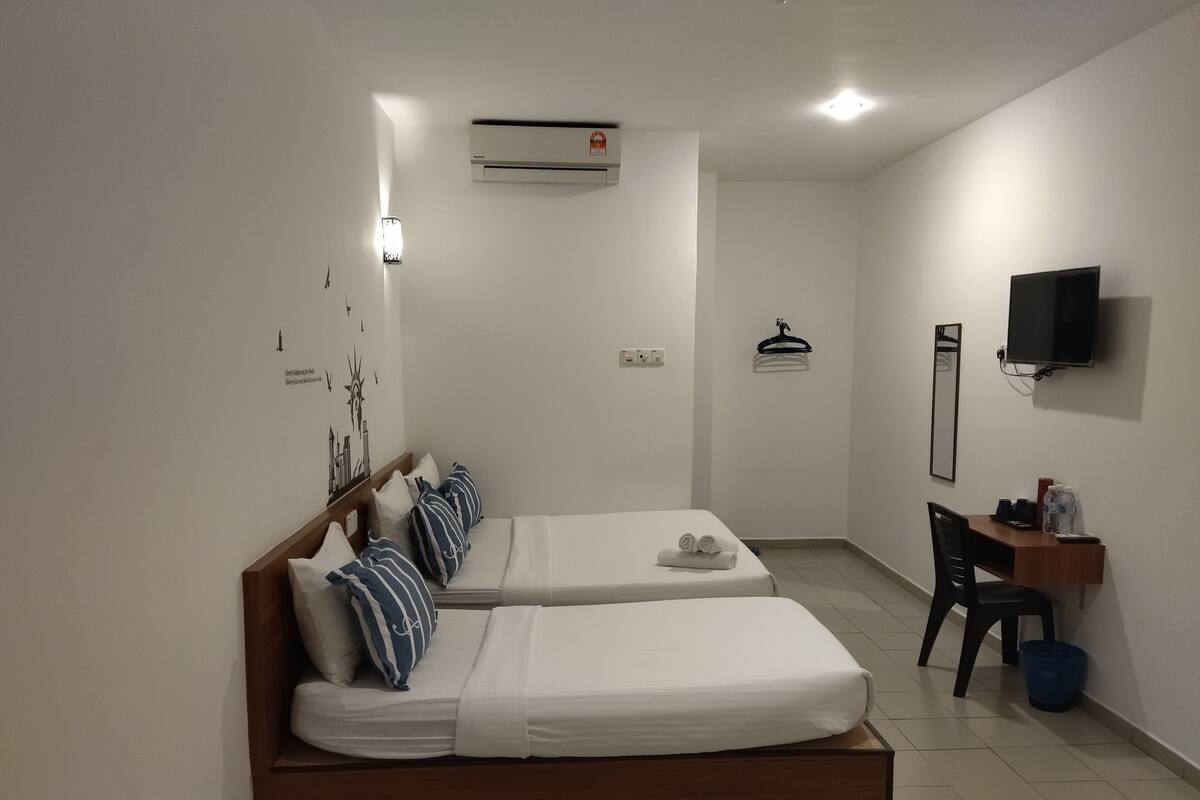 Standard Triple Room | Desk, iron/ironing board, free WiFi, bed sheets