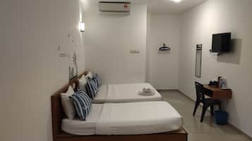 Kamar Triple Standar | Meja kerja, setrika/meja setrika, Wi-Fi gratis, dan seprai linen