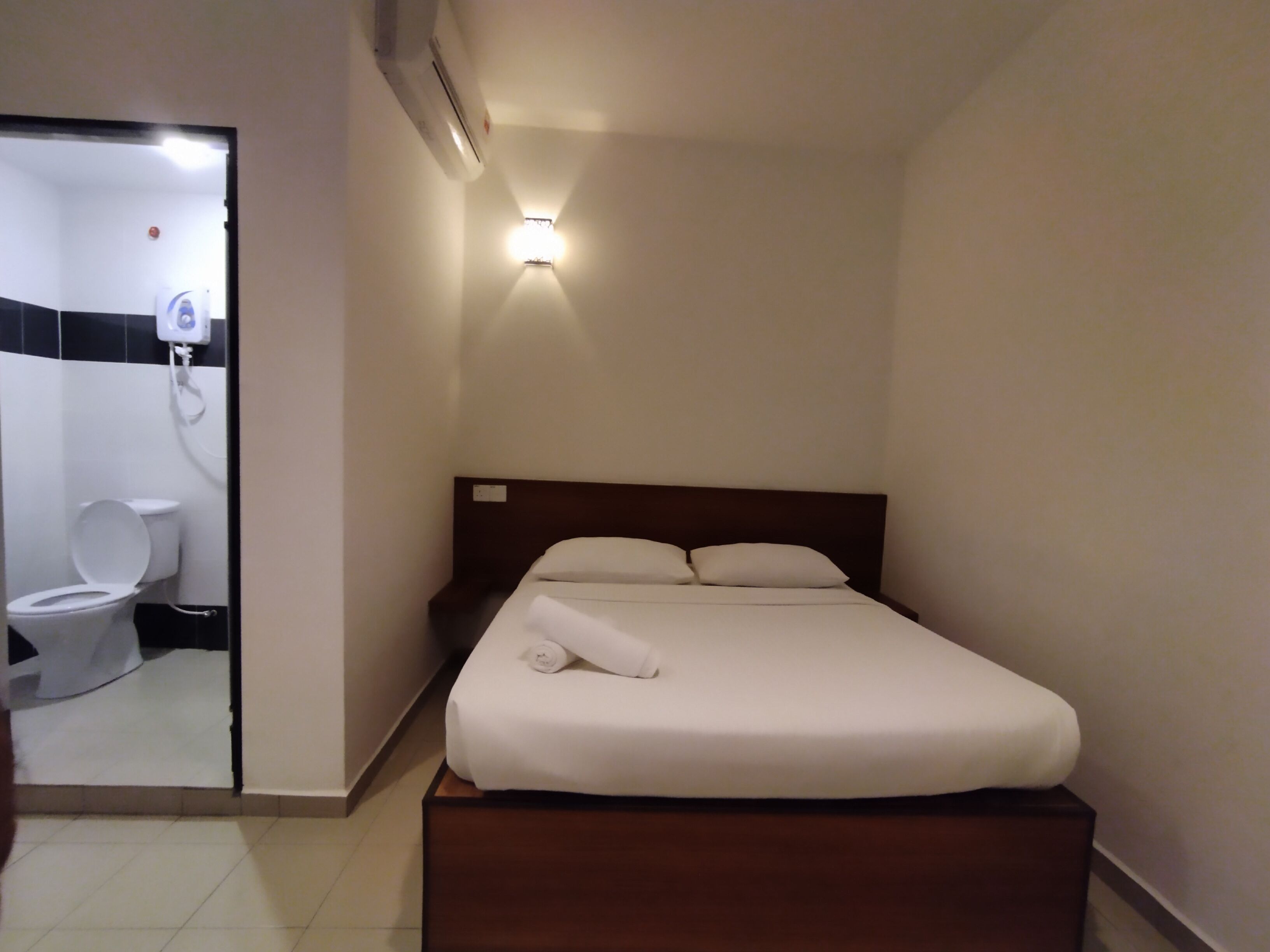 standard room, 1 queen bed | 1 bedroom, desk, iron/ironing board, free wifi
