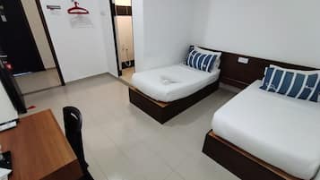 Escritorio, tabla de planchar con plancha, wifi gratis y ropa de cama