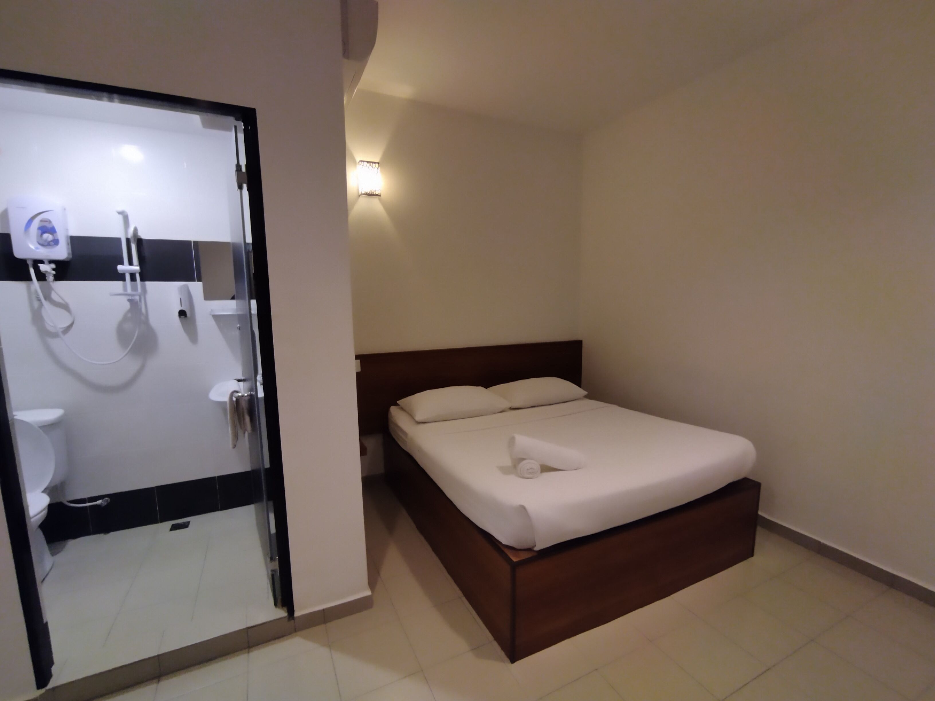 standard room, 1 queen bed | 1 bedroom, desk, iron/ironing board, free wifi