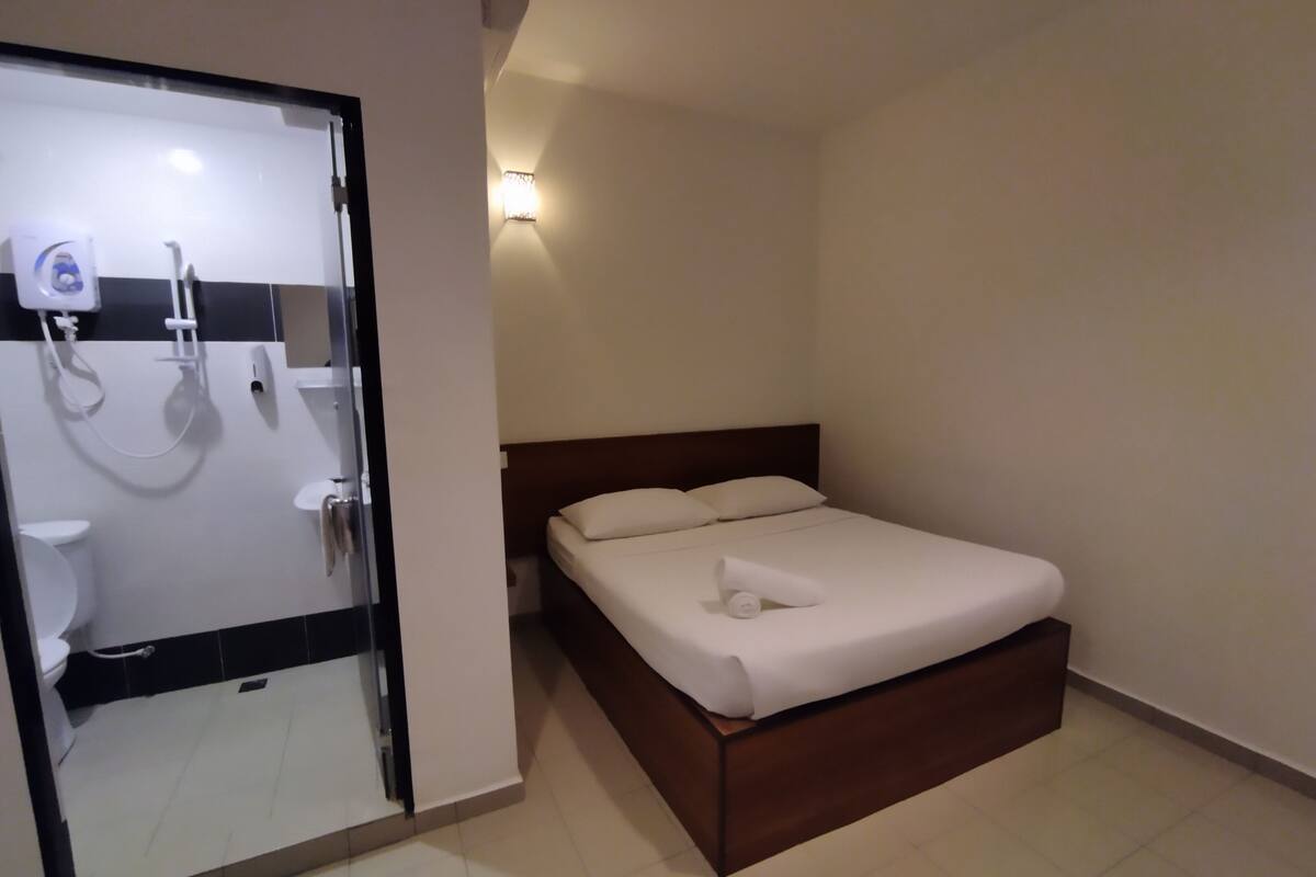 standard room, 1 queen bed | 1 bedroom, desk, iron/ironing board, free wifi