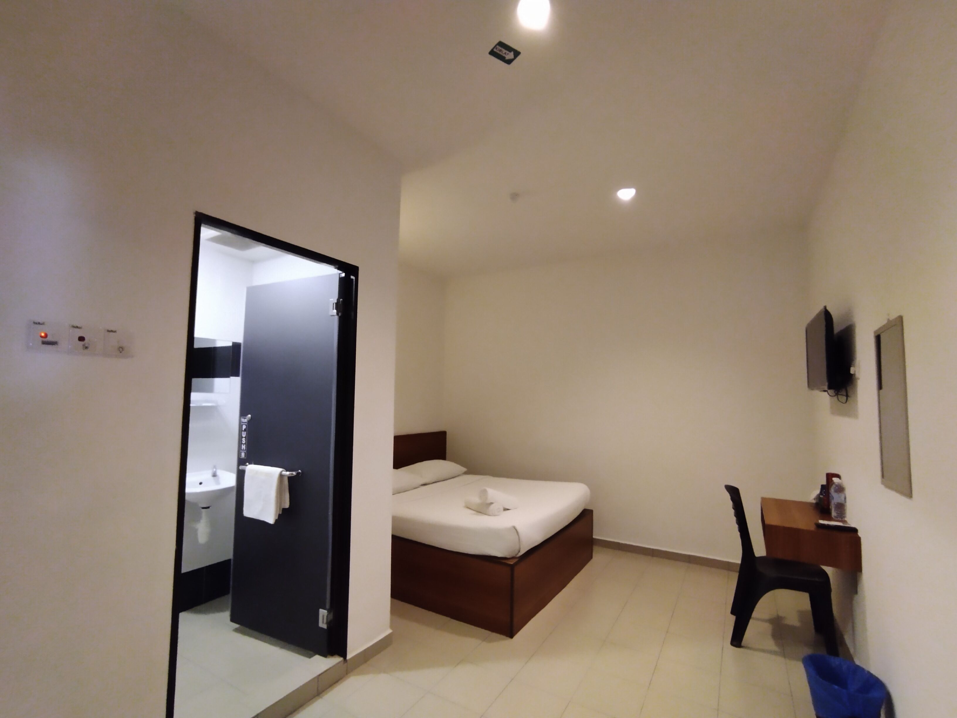 standard room, 1 queen bed | 1 bedroom, desk, iron/ironing board, free wifi