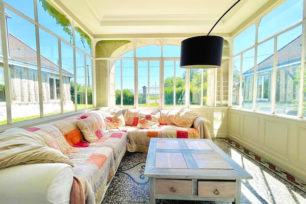 Televisión, chimenea, futbolito y tenis de mesa