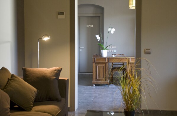 Coin salon dans le hall