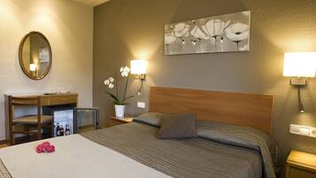 Kamer, 1 twee- of 2 eenpersoonsbedden | Een bureau, verduisterende gordijnen, geluiddichte muren, gratis wifi