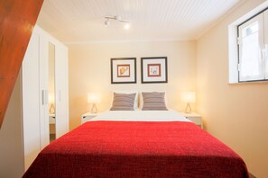 2 bedrooms, iron/ironing board, travel cot, free WiFi