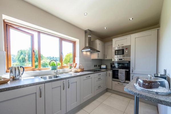 Sviitti, 2 makuuhuonetta | Yksityinen keittiö | Kahvin-/teenkeitin, vedenkeitin