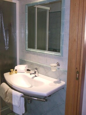 Douche, sèche-cheveux, bidet, serviettes fournies