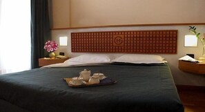 Minibar, individuell dekoriert, individuell eingerichtet, Schreibtisch