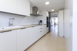 雪櫃、微波爐、焗爐、洗碗機